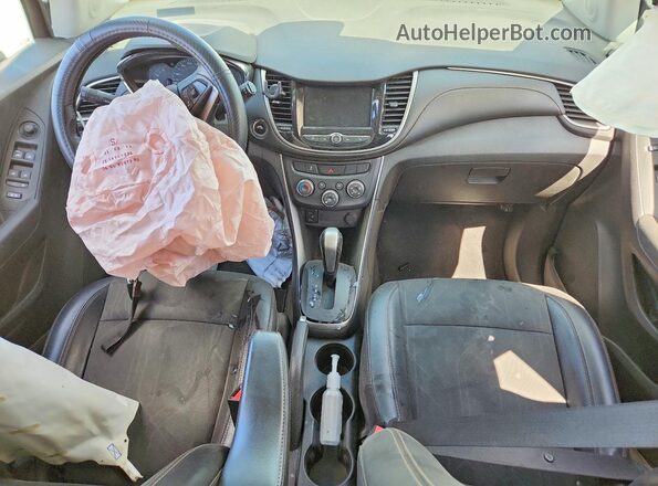 3GNCJLSB7JL256285 2018 CHEVROLET TRAX Silver Widok deski rozdzielczej