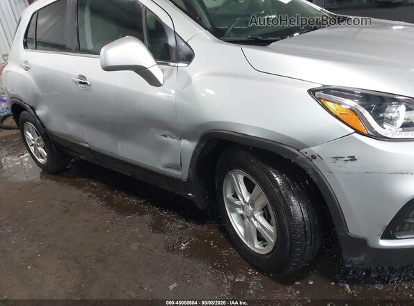 3GNCJLSB7LL326645 2020 CHEVROLET TRAX Серебряный Вид спереди