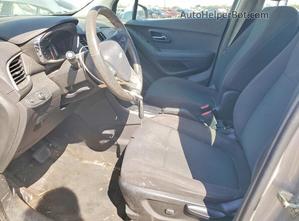 3GNCJNSB2LL120998 2020 CHEVROLET TRAX Серебряный Вид салона спереди