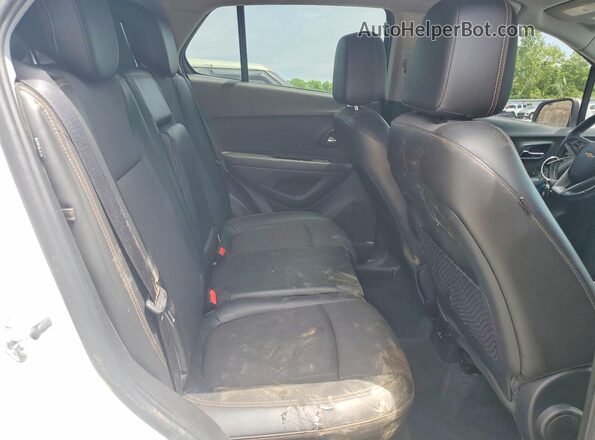 3GNCJPSB3HL239372 2017 CHEVROLET TRAX Белый Вид задней части салона