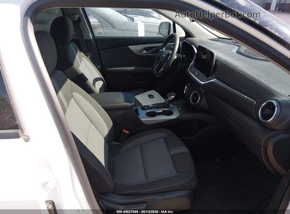 3GNKBHR49PS189796 2023 CHEVROLET BLAZER Белый Вид салона спереди