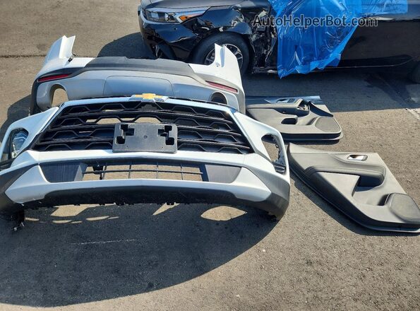 3GNKBHR4XSS230039 2025 CHEVROLET BLAZER White Вид наклейки з VIN-кодом