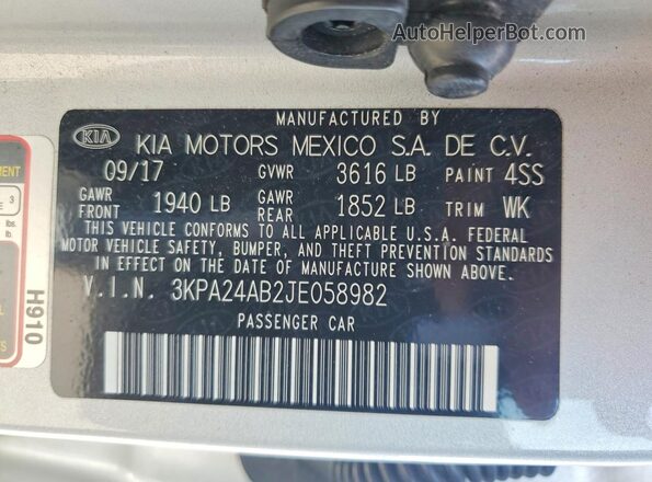 3KPA24AB2JE058982 2018 KIA RIO Silver Widok komory silnika
