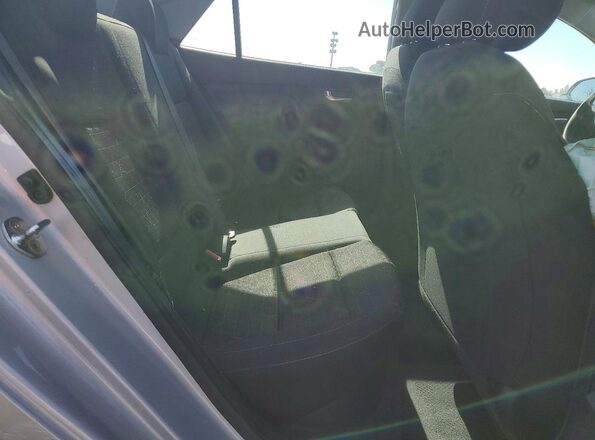 3KPA24AB2JE058982 2018 KIA RIO Silver Widok tylnych siedzeń