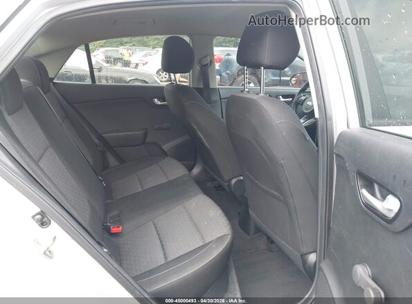3KPA24AB5JE080684 2018 KIA RIO Silver Widok naklejki z numerem VIN