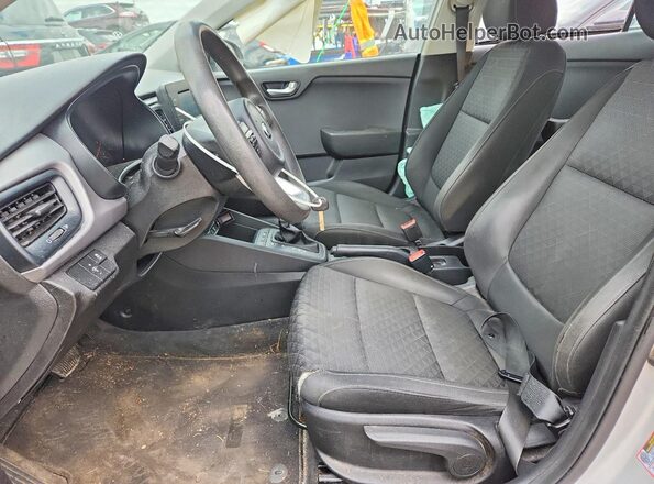 3KPA24AB6JE059102 2018 KIA RIO Серебряный Вид салона спереди