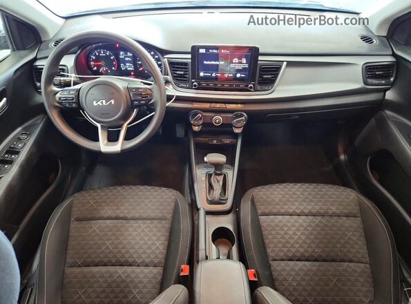 3KPA24AD2NE480323 2022 KIA RIO Серый Вид панели приборов