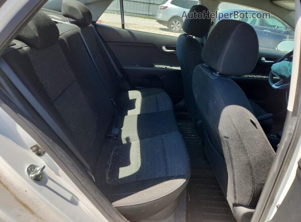 3KPA24AD3ME392802 2021 KIA RIO White Vista de los asientos traseros