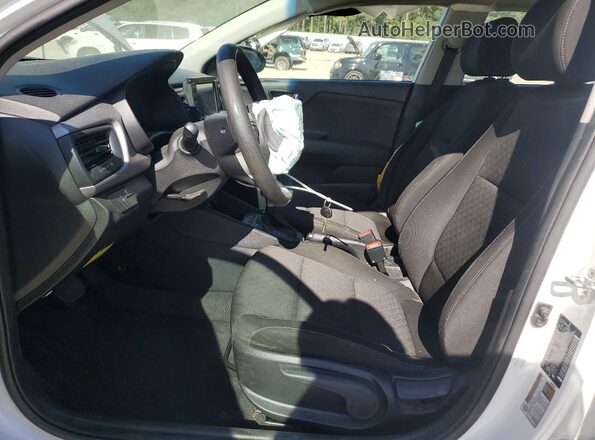 3KPA24AD4LE358169 2020 KIA RIO Белый Вид салона спереди