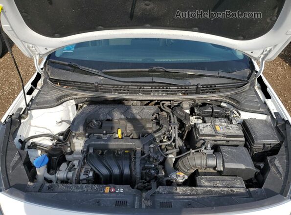 3KPA24AD7NE433773 2022 KIA RIO White Widok wnętrza z tyłu