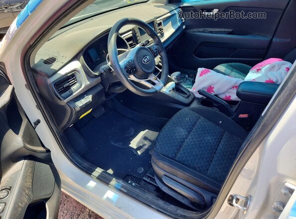 3KPA24AD8LE295836 2020 KIA RIO White Front interior view