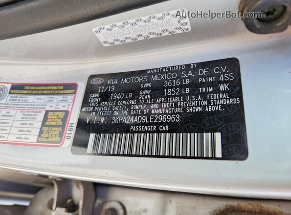 3KPA24AD9LE296963 2020 KIA RIO Silver Вид підкапотного простору