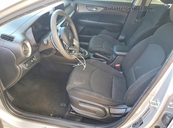 3KPF24AD0ME329176 2021 KIA FORTE Серебряный Вид салона спереди