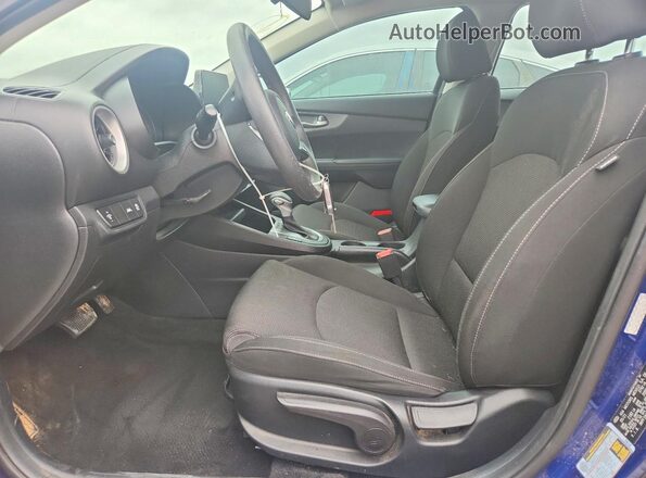3KPF24AD0ME370195 2021 KIA FORTE Синий Вид салона спереди