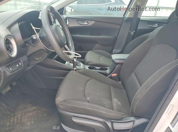 3KPF24AD1ME274950 2021 KIA FORTE Белый Вид салона спереди