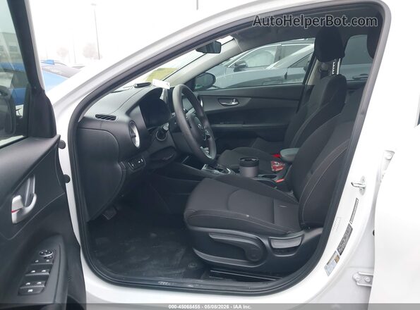 3KPF24AD1ME302911 2021 KIA FORTE White Widok wnętrza z przodu