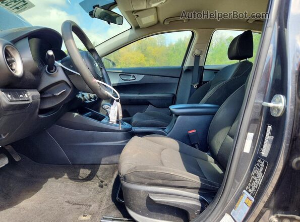 3KPF24AD1ME339862 2021 KIA FORTE Charcoal Widok wnętrza z przodu