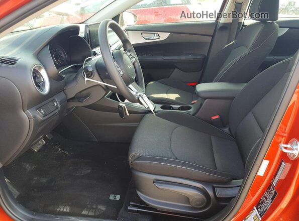 3KPF24AD2NE490498 2022 KIA FORTE Оранжевый Вид салона спереди