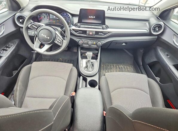 3KPF24AD3RE751823 2024 KIA FORTE Серый Вид панели приборов