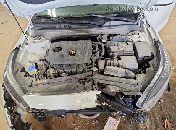 3KPF24AD3RE754026 2024 KIA FORTE Белый Вид задней части салона