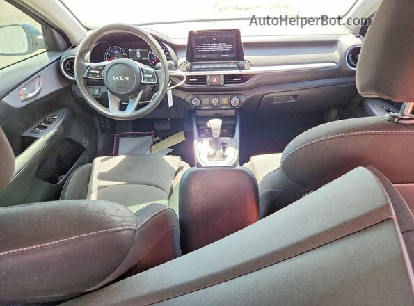 3KPF24AD3RE761817 2024 KIA FORTE Синий Вид панели приборов