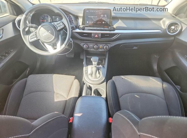 3KPF24AD4PE554608 2023 KIA FORTE Charcoal Widok deski rozdzielczej