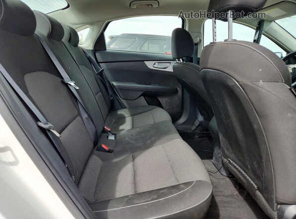 3KPF24AD4PE597054 2023 KIA FORTE White Widok tylnych siedzeń