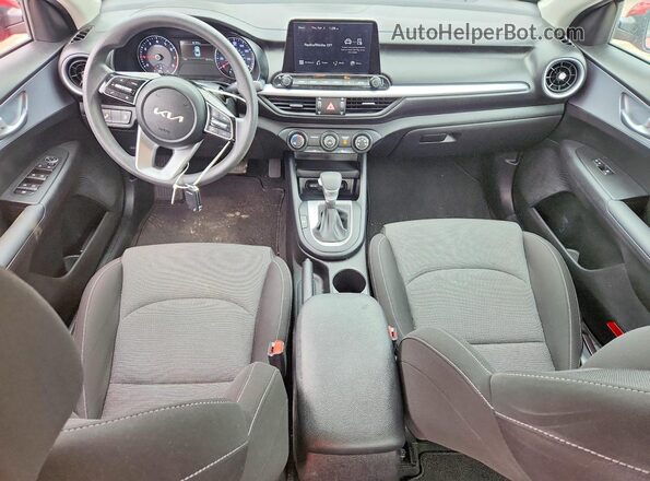 3KPF24AD4PE630912 2023 KIA FORTE Красный Вид панели приборов