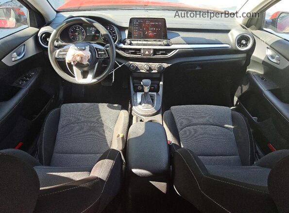 3KPF24AD4RE778173 2024 KIA FORTE Red Vista del salpicadero