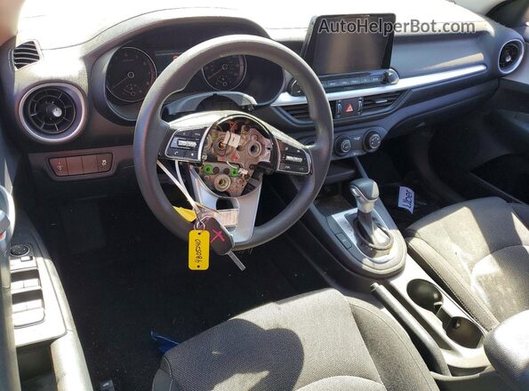 3KPF24AD4RE791747 2024 KIA FORTE Red Widok deski rozdzielczej