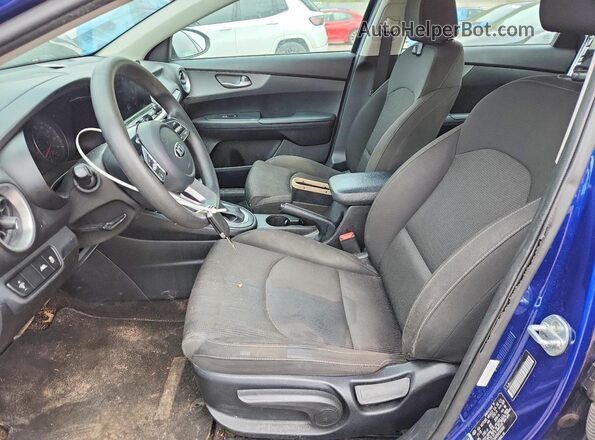 3KPF24AD5KE060900 2019 KIA FORTE Синий Вид салона спереди