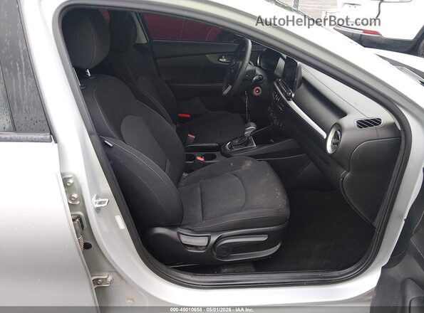 3KPF24AD5ME264115 2021 KIA FORTE Белый Вид салона спереди