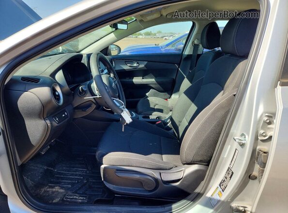 3KPF24AD5ME413378 2021 KIA FORTE Silver Widok wnętrza z przodu