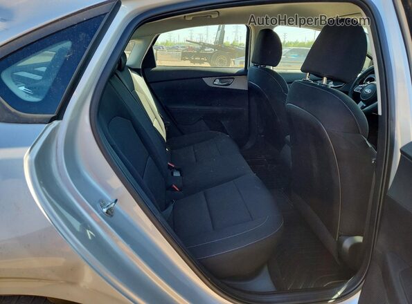 3KPF24AD5ME413378 2021 KIA FORTE Silver Widok tylnych siedzeń