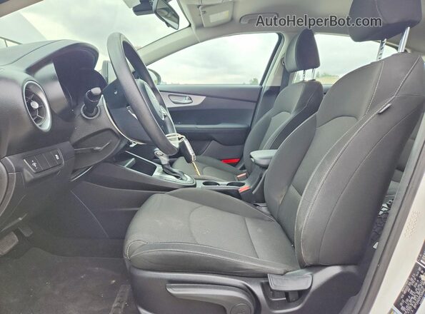 3KPF24AD5PE506440 2023 KIA FORTE Белый Вид салона спереди