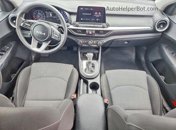 3KPF24AD5PE506440 2023 KIA FORTE Белый Вид панели приборов