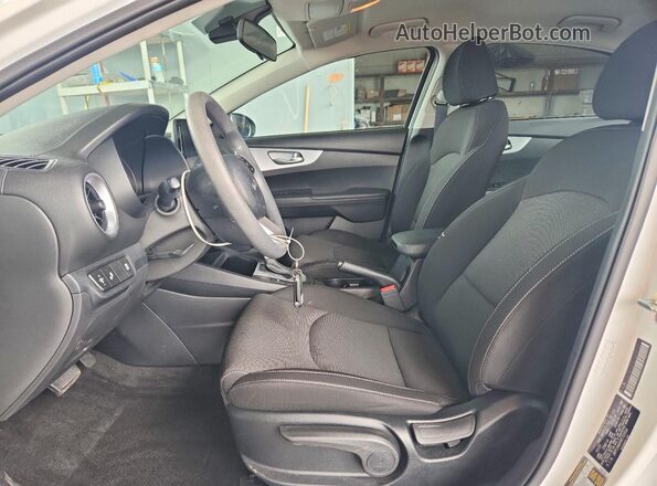 3KPF24AD5RE723554 2024 KIA FORTE White Vista interior delantera
