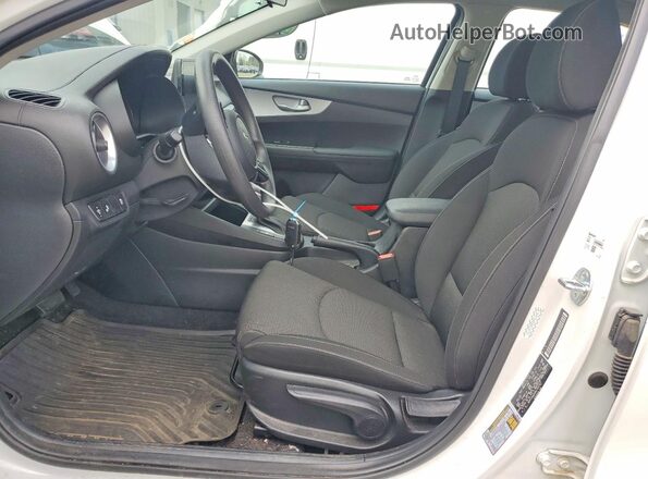 3KPF24AD5RE769787 2024 KIA FORTE White Widok wnętrza z przodu