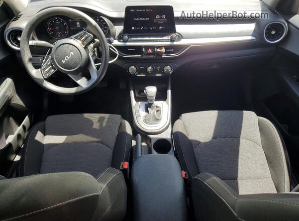 3KPF24AD5RE837604 2024 KIA FORTE Gray Vista del salpicadero
