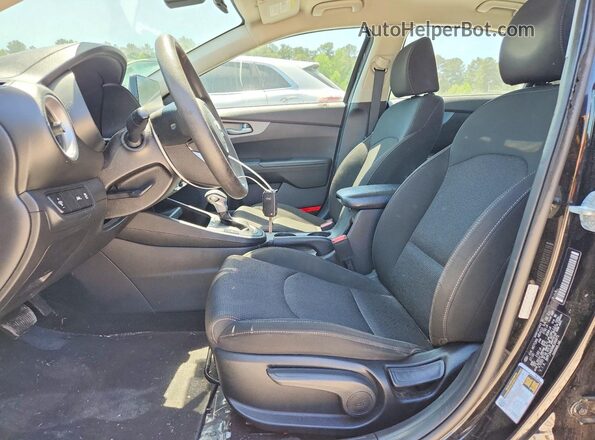 3KPF24AD6ME266875 2021 KIA FORTE Черный Вид салона спереди