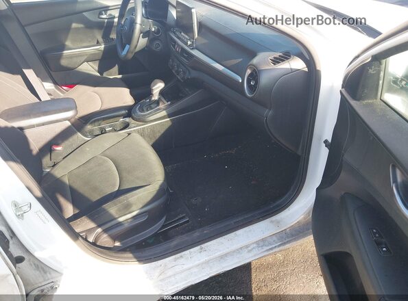 3KPF24AD6ME383193 2021 KIA FORTE Белый Вид салона спереди