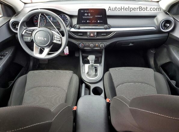 3KPF24AD6RE764694 2024 KIA FORTE Red Widok deski rozdzielczej