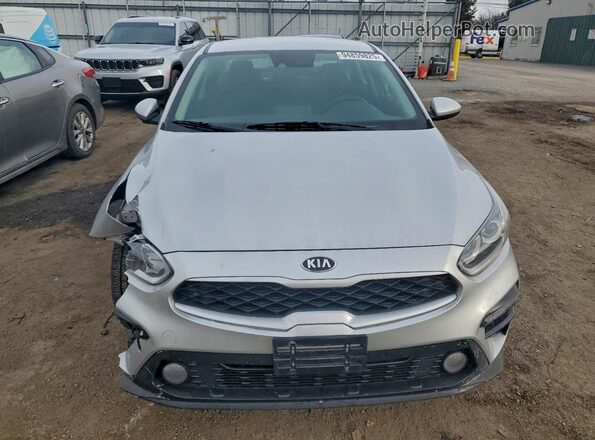 3KPF24AD7ME351465 2021 KIA FORTE Серебряный Вид спереди