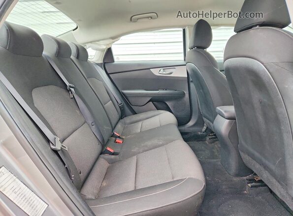 3KPF24AD7PE526432 2023 KIA FORTE Silver Vista de los asientos traseros