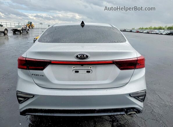 3KPF24AD8ME312335 2021 KIA FORTE Серебряный Вид сзади