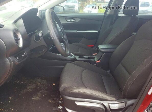 3KPF24AD8ME316577 2021 KIA FORTE Красный Вид салона спереди