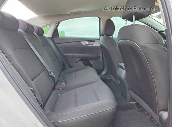 3KPF24AD8ME359980 2021 KIA FORTE Белый Вид задних сидений