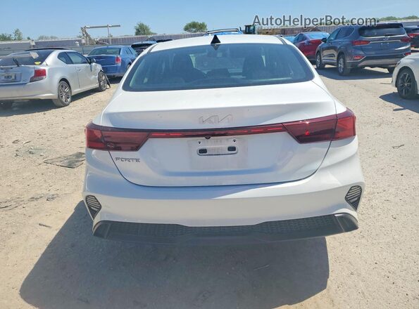 3KPF24AD8RE719823 2024 KIA FORTE White Вид ззаду