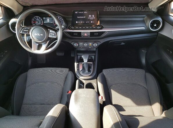 3KPF24AD8RE753454 2024 KIA FORTE Красный Вид панели приборов