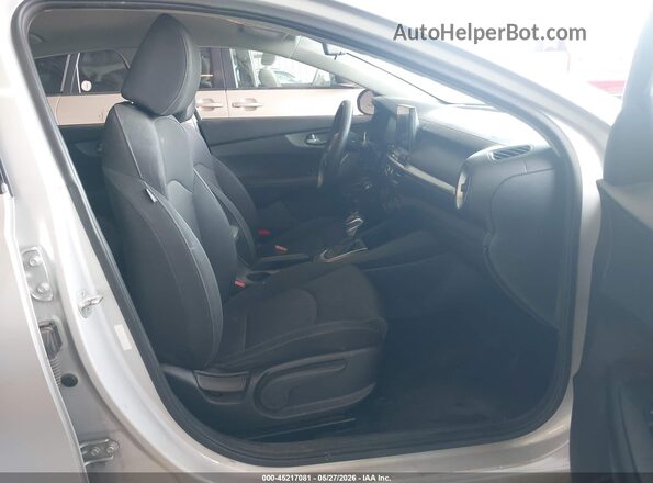 3KPF24AD9KE077585 2019 KIA FORTE Серебряный Вид салона спереди